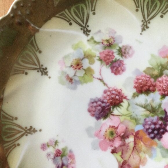 Vintage antique Leuchtenburg Germany porcelain plate gold scalloped berry floral - Picture 3 of 10